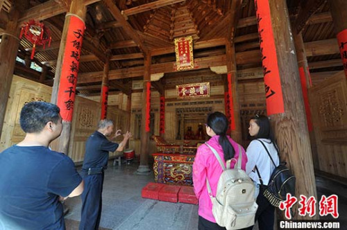 图为10月28日,70余岁的退休教师林乐妙(左二)担任起普照堂的“讲解员”,每天义务为外地来的游客追古溯今。 <a target='_blank' href='http://www.chinanews.com/'>中新社</a>记者 张斌 摄 图为10月28日,70余岁的退休教师林乐妙(左二)担任起普照堂的“讲解员”,每天义务为外地来的游客追古溯今。 <a target='_blank' href='http://www.chinanews.com/'>中新社</a>记者 张斌 摄