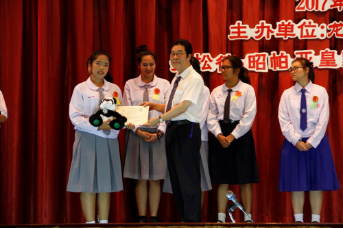 曼松德孔子学院王玮教授为获奖选手颁奖。