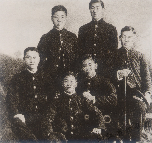 1903年3月，鲁迅(后排左一)与留日同学合影。浙江省档案馆提供