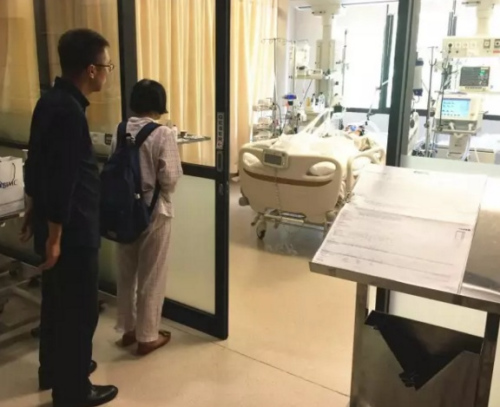 驻登巴萨总领馆工作人员在医院探望 驻登巴萨总领馆工作人员在医院探望