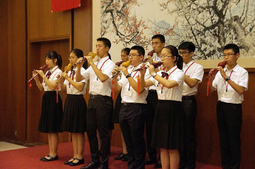 同学带来葫芦丝吹奏表演。(日本《中文导报》
