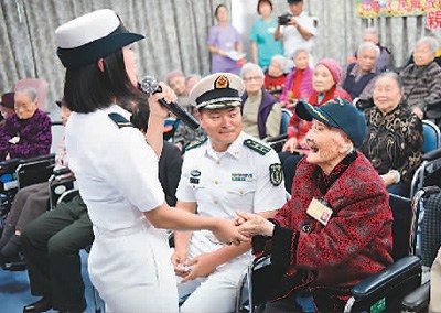 中国首艘航母停靠香港 香港市民共享荣耀与自