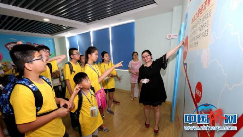 7月13日，桂林坤鹤文化传播有限公司员工向海外华裔青少年介绍公司文化。　裴蕾 摄