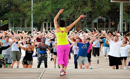 休斯敦Discover Green公园尊巴舞引领风潮，许多民众在此跳舞。（美国《世界日报》