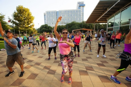 休斯敦Discover Green公园尊巴舞引领风潮，许多民众在此跳舞。（美国《世界日报》）