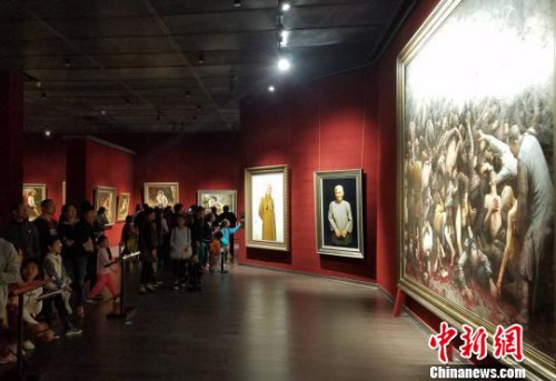 参观者欣赏美术馆内常设的李自健油画展(资料图)。李自健美术馆供图