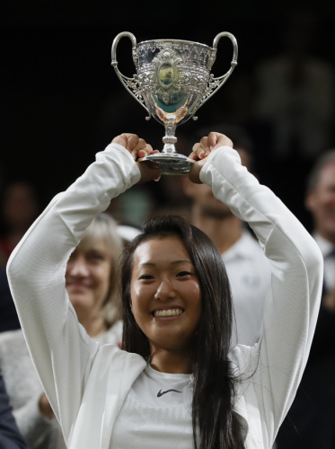 刘婧文勇夺温布顿青少年组女单冠军，满脸笑容高棒金杯。（图片来源：美联社）
