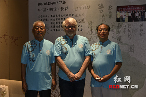 “汉字叔叔”希尔斯(图中)也来了,他是美国人,他说,每个汉字里面都有故事。 “汉字叔叔”希尔斯(图中)也来了,他是美国人,他说,每个汉字里面都有故事。