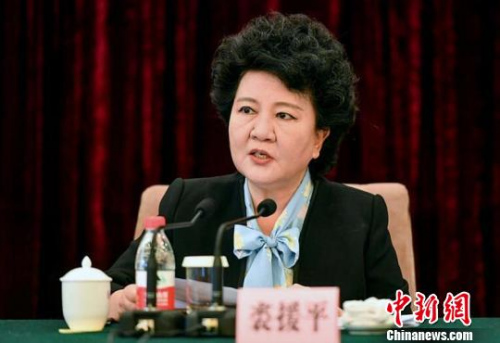 国务院侨办主任裘援平出席会议并发表讲话。 刘新 摄 国务院侨办主任裘援平出席会议并发表讲话。 刘新 摄