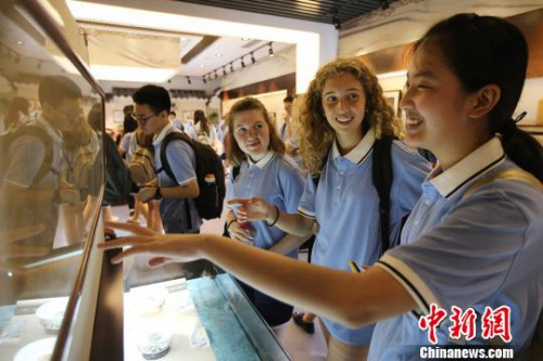 30余位来自欧盟国际学校的中学学生与中国同龄人一起生活学习，零距离感受中华文化。　泱波 摄