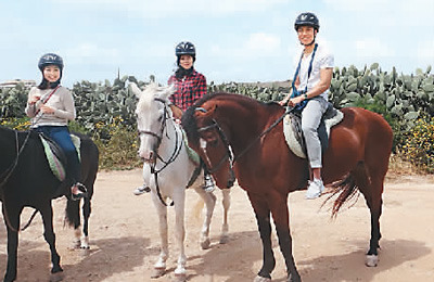 虞珂（右二）和朋友在黄金海岸骑马。