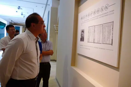 中国国务院侨务办公室副主任郭军在北京首都博物馆参观华侨护照专题展。