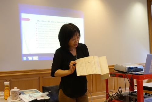 张慧余展示帮助买假身分来美应对移民官提问的指导手册。(来源:美国《世界日报》/金春香/摄影) 张慧余展示帮助买假身分来美应对移民官提问的指导手册。(来源:美国《世界日报》/金春香/摄影)