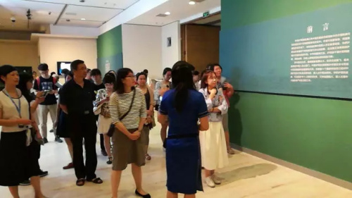 开展当日下午，国家图书馆陈列展览部全体人员参观华侨护照展。