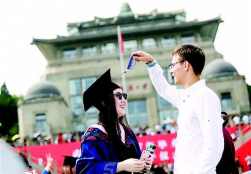 图为在2017年武大毕业典礼上，陈琳和男友共享收获的快乐。