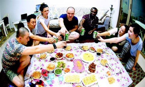 图为陈强邀暑期留汉的同事来家里聚餐。