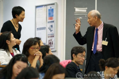 陆俭明与与会者互动交流。(国家汉办网站图片) 陆俭明与与会者互动交流。(国家汉办网站图片)