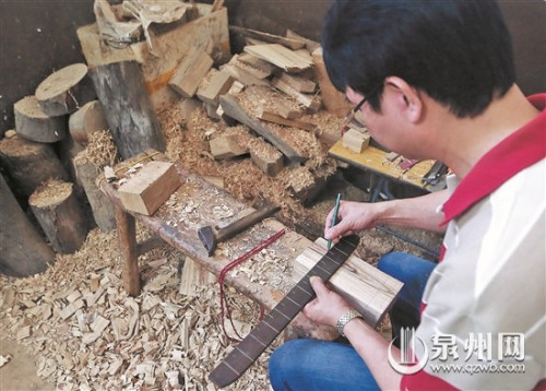 无需图纸,传统佛像形态和雕塑技艺早已刻在了蔡永跃的脑子里。 无需图纸,传统佛像形态和雕塑技艺早已刻在了蔡永跃的脑子里。