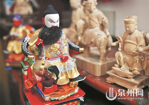 每一道工序都必须认真对待,才能打造佛像的神情与气韵。 每一道工序都必须认真对待,才能打造佛像的神情与气韵。