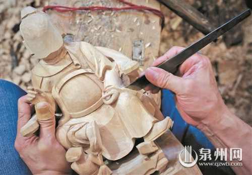 他手持各式刀具,精雕细琢。 他手持各式刀具,精雕细琢。
