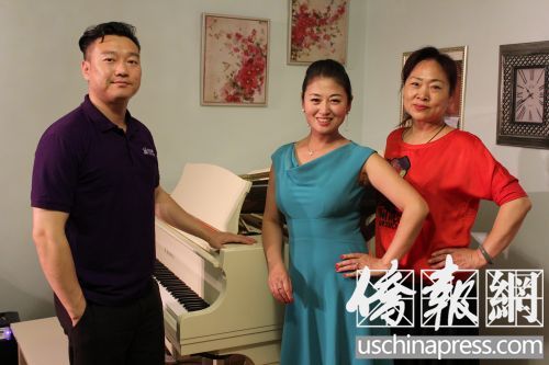 (从左至右)王泽辉、郑玉瑶和王雅娴在练唱前合影。(美国《侨报》/高睿 摄)