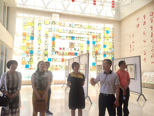 陈晓玉等一行参观学校 陈晓玉等一行参观学校