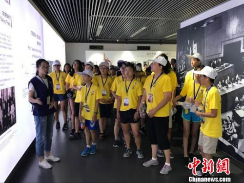 华裔师生参观纪念馆展厅，听工作人员讲解历史。 江苏省侨办