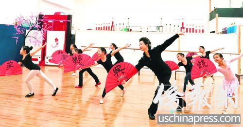董岚在舞蹈教学中。(美国《侨报》/于丽娜 摄) 董岚在舞蹈教学中。(美国《侨报》/于丽娜 摄)