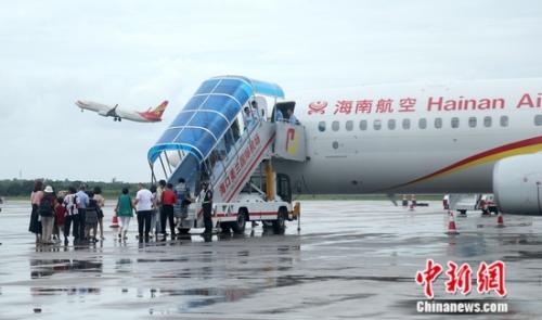 海南航空HU485从海口至马尼拉航班，19日晚19:45飞抵菲律宾首都马尼拉尼诺·阿基诺国际机场，实现了海南航空海口至马尼拉航线的首航。 海南省外侨办供图