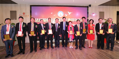 冯志农、李成元为名誉会长团及顾问颁发证书。（法国《欧洲时报》/黄冠杰 摄）
