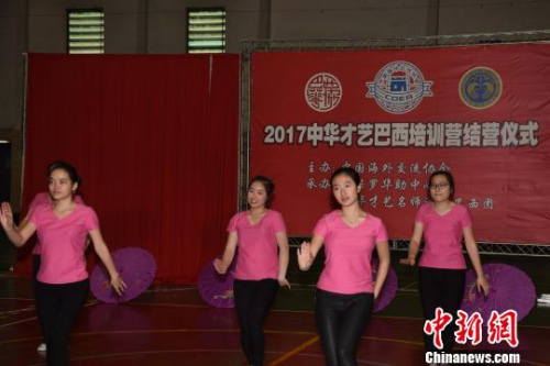 图为华裔少女营员表演民族舞蹈。　莫成雄 摄