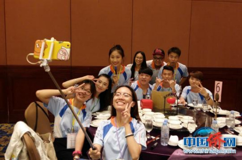 粤港澳高校青年自拍留念。 朱延生 摄 粤港澳高校青年自拍留念。 朱延生 摄