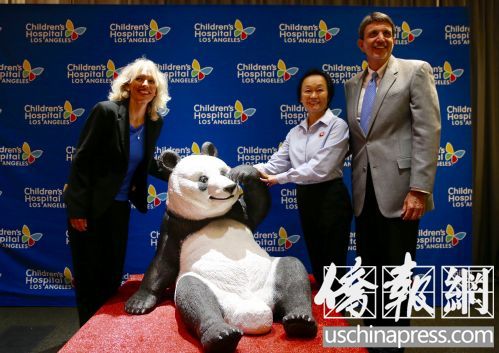 程蒋佩琦(中)与院方代表在熊猫塑像前合影。右为该院总裁维威安诺。（美国《侨报》/邱晨 摄）