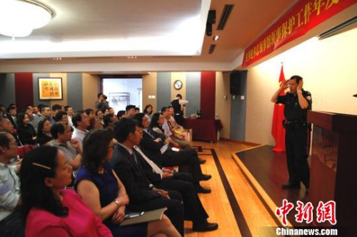 多伦多警局华人警官杨乾良(右)在中国驻多伦多总领馆领事保护工作2017年年度会议上，重点针对留学生安全问题作示范讲解。　余瑞冬 摄