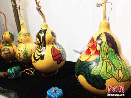 近日,在兰州文化创意产业园内,兰州艺人丁永莲展出自己的创意葫芦,供市民参观。她将葫芦雕刻与漫画二者结合起来进行创作,作品涉及人物漫画、环保宣传、寓言故事等,形象生动,趣味十足。徐雪 摄 近日,在兰州文化创意产业园内,兰州艺人丁永莲展出自己的创意葫芦,供市民参观。她将葫芦雕刻与漫画二者结合起来进行创作,作品涉及人物漫画、环保宣传、寓言故事等,形象生动,趣味十足。徐雪 摄 近日,在兰州文化创意产业园内,兰州艺人丁永莲展出自己的创意葫芦,供市民参观。她将葫芦雕刻与漫画二者结合起来进行创作,作品涉及人物漫画、环保宣传、寓言故事等,形象生动,趣味十足。徐雪 摄 近日,在兰州文化创意产业园内,兰州艺人丁永莲展出自己的创意葫芦,供市民参观。她将葫芦雕刻与漫画二者结合起来进行创作,作品涉及人物漫画、环保宣传、寓言故事等,形象生动,趣味十足。徐雪 摄