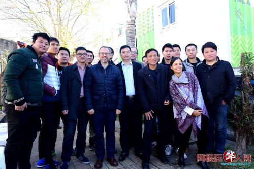 Tres de Febrero市市长Diego Valenzuela先生和袁建平议员与接受注射预防针的华人合影。(阿根廷华人网) Tres de Febrero市市长Diego Valenzuela先生和袁建平议员与接受注射预防针的华人合影。(阿根廷华人网)