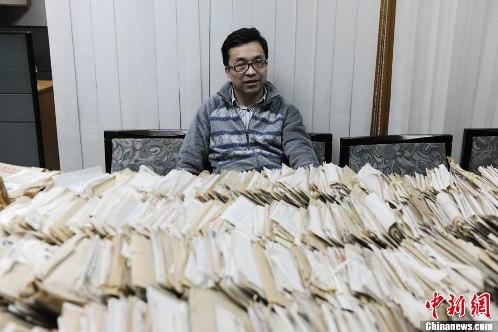 资料图:童增展示“万封信件”。<a target='_blank' href='http://www.chinanews.com/' >中新网</a>记者张龙云摄 资料图:童增展示“万封信件”。<a target='_blank' href='http://www.chinanews.com/' >中新网</a>记者张龙云摄