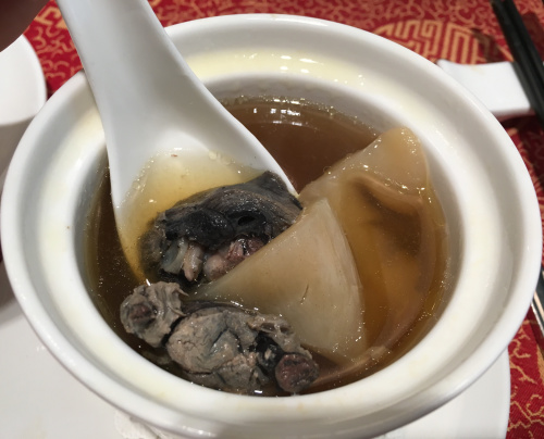 经过10多个小时炖煮的乌鸡花胶汤,料多汤鲜甜。(泰国《世界日报》) 经过10多个小时炖煮的乌鸡花胶汤,料多汤鲜甜。(泰国《世界日报》)