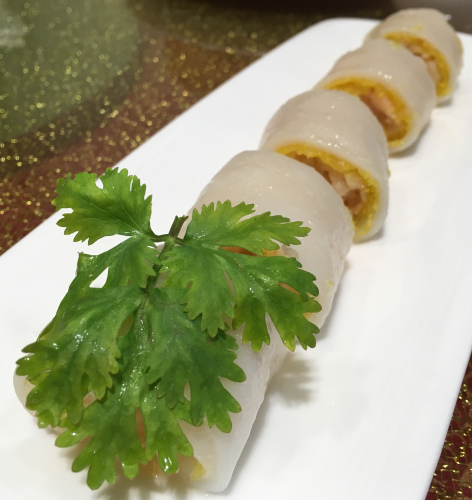中间多了一层薄薄米饼的黄金鲜虾肠粉,淋上特制酱汁,口感十分独特鲜美。(泰国《世界日报》) 中间多了一层薄薄米饼的黄金鲜虾肠粉,淋上特制酱汁,口感十分独特鲜美。(泰国《世界日报》)