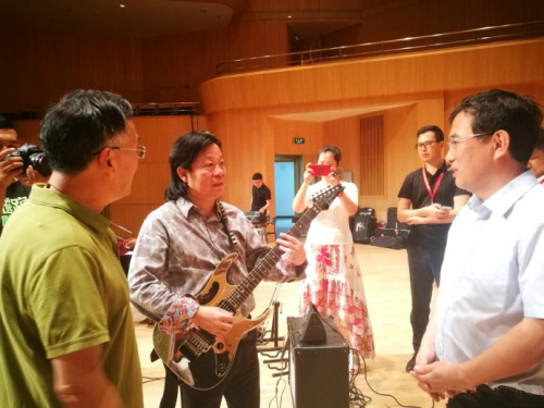 北京市侨办主任刘春锋与著名导演王荣起、国家一级作曲家兼演奏家卞留念进行交流。(北京市侨办供图) 北京市侨办主任刘春锋与著名导演王荣起、国家一级作曲家兼演奏家卞留念进行交流。(北京市侨办供图)