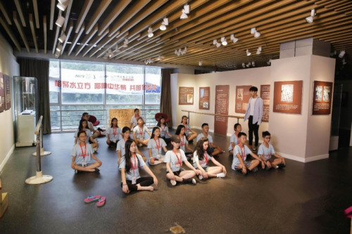 选手们正在进行集中培训(北京市侨办供图) 选手们正在进行集中培训(北京市侨办供图)