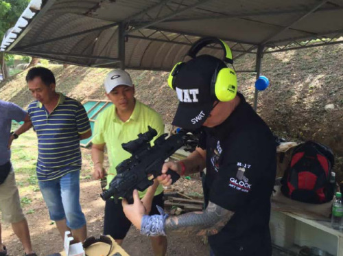 巴新华助中心为侨胞开展射击训练(巴新华助中心供图) 巴新华助中心为侨胞开展射击训练(巴新华助中心供图)