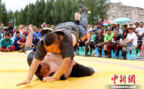 蒙古族搏克手同台竞技。　王将 摄
