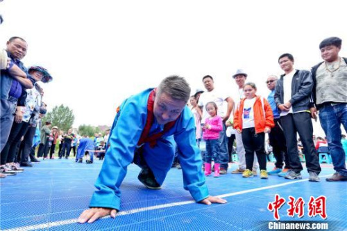 肃南县白银蒙古族乡的牧民们欢聚草原进行传统的“押加”体育比赛。　王将 摄