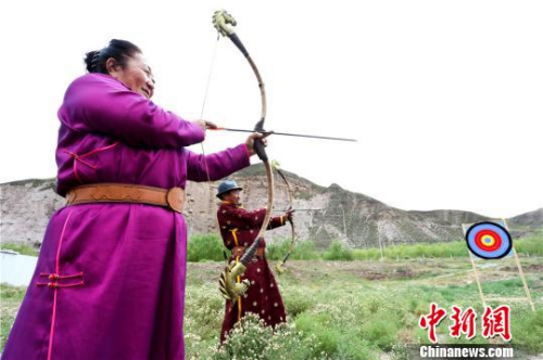 每年夏季举行的“那达慕”是草原上一年一度的传统盛会，以表示丰收的喜悦之情。图为牧民们进行传统的射箭比赛。　王将 摄