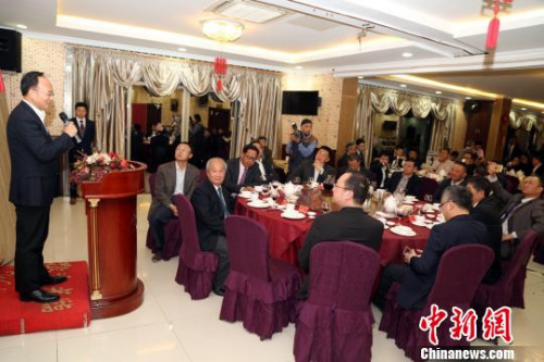 深圳市副市长、公安局长徐文海率代表团访问南非，出席了南非-中国深圳总商会举办的欢迎晚宴。　宋方灿　摄