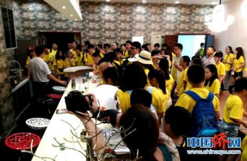图为华裔青少年在扬州参观中餐繁荣基地。 崔佳明 摄 图为华裔青少年在扬州参观中餐繁荣基地。 崔佳明 摄