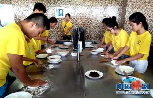 图为华裔青少年在扬州亲手学包包子。 崔佳明 摄 图为华裔青少年在扬州亲手学包包子。 崔佳明 摄