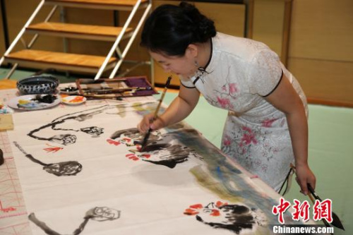 图为“2017年中华文化大乐园--日本横滨夏令营”优秀教师团的陈聪老师在开营式上现场创作国画作品。 尹法根 摄 图为“2017年中华文化大乐园--日本横滨夏令营”优秀教师团的陈聪老师在开营式上现场创作国画作品。 尹法根 摄