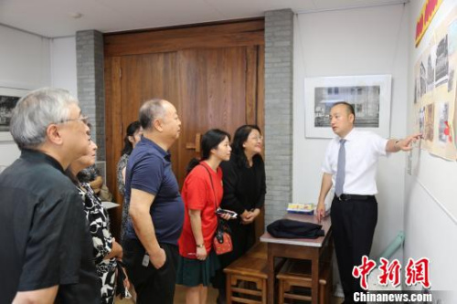 图为横滨山手中华学校校长张岩松(右一)向嘉宾们介绍百年校史。 尹法根 摄 图为横滨山手中华学校校长张岩松(右一)向嘉宾们介绍百年校史。 尹法根 摄